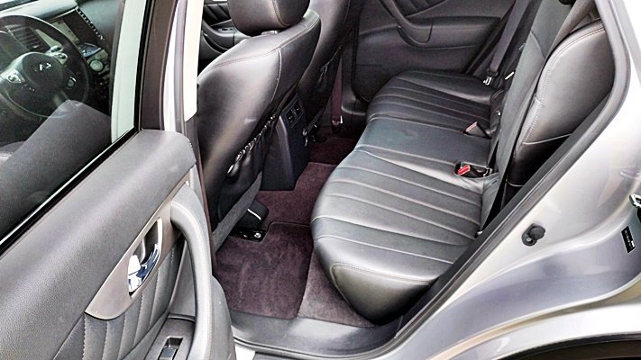 Used 2017 INFINITI QX70 2WD w/ Premium Package image 16