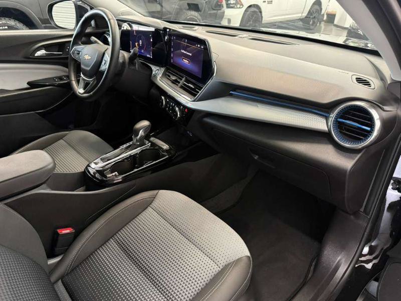 Used 2025 Chevrolet Trax LT w/ LT Convenience Package FWD image 11