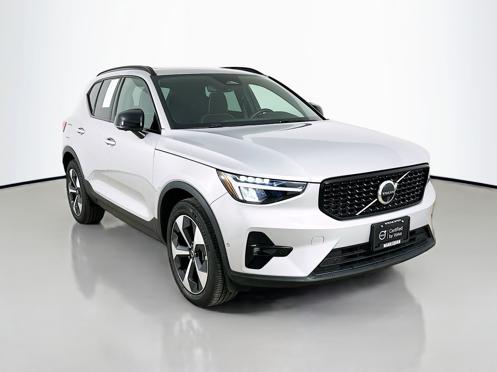 Used 2025 Volvo XC40 B5 Plus AWD/4WD image 3