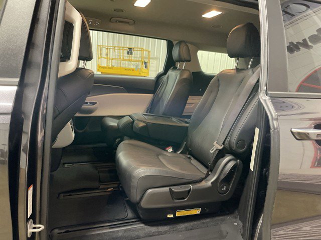 Used 2023 Kia Carnival LX image 22