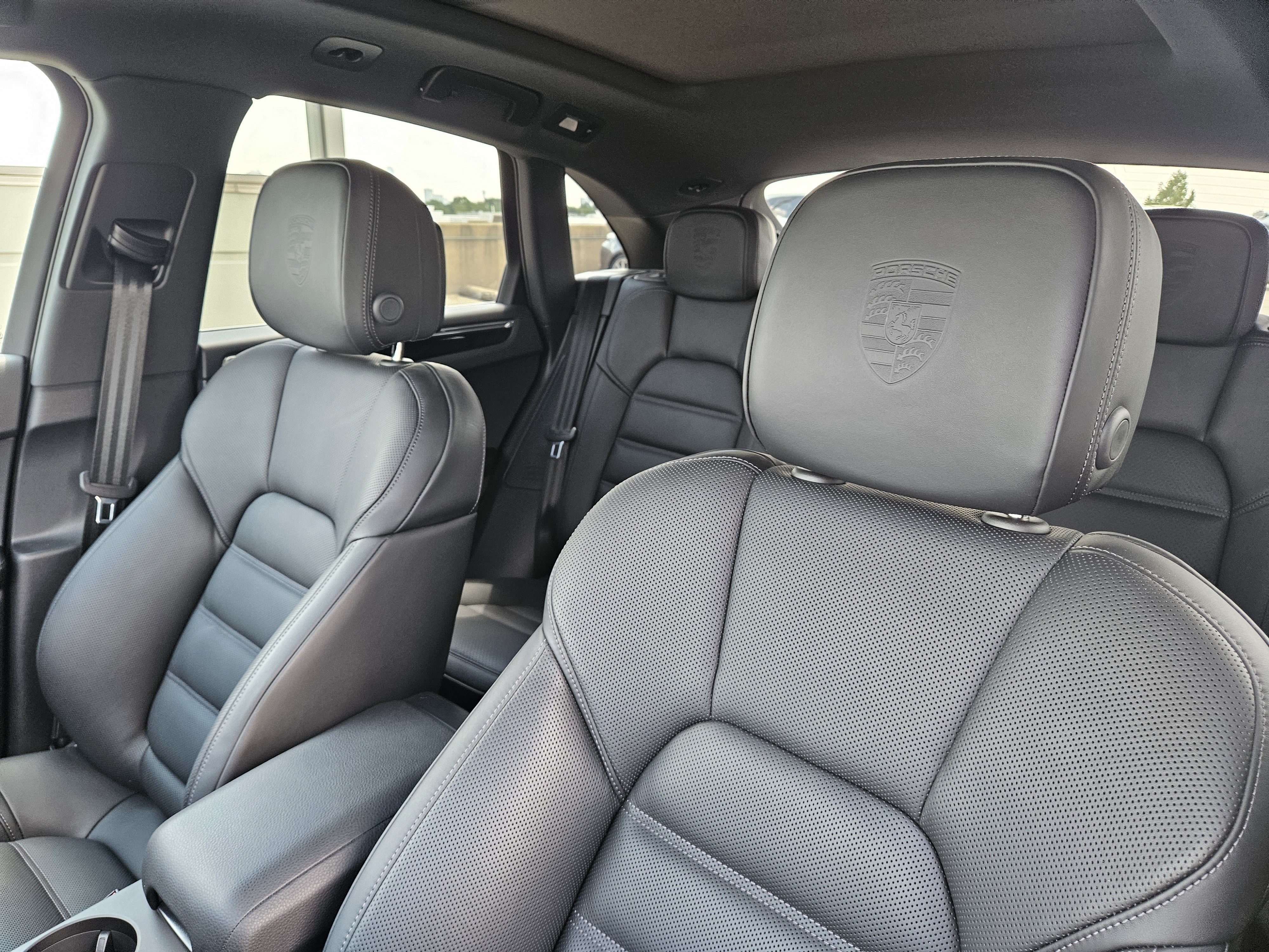 Certified 2025 Porsche Macan AWD/4WD image 6