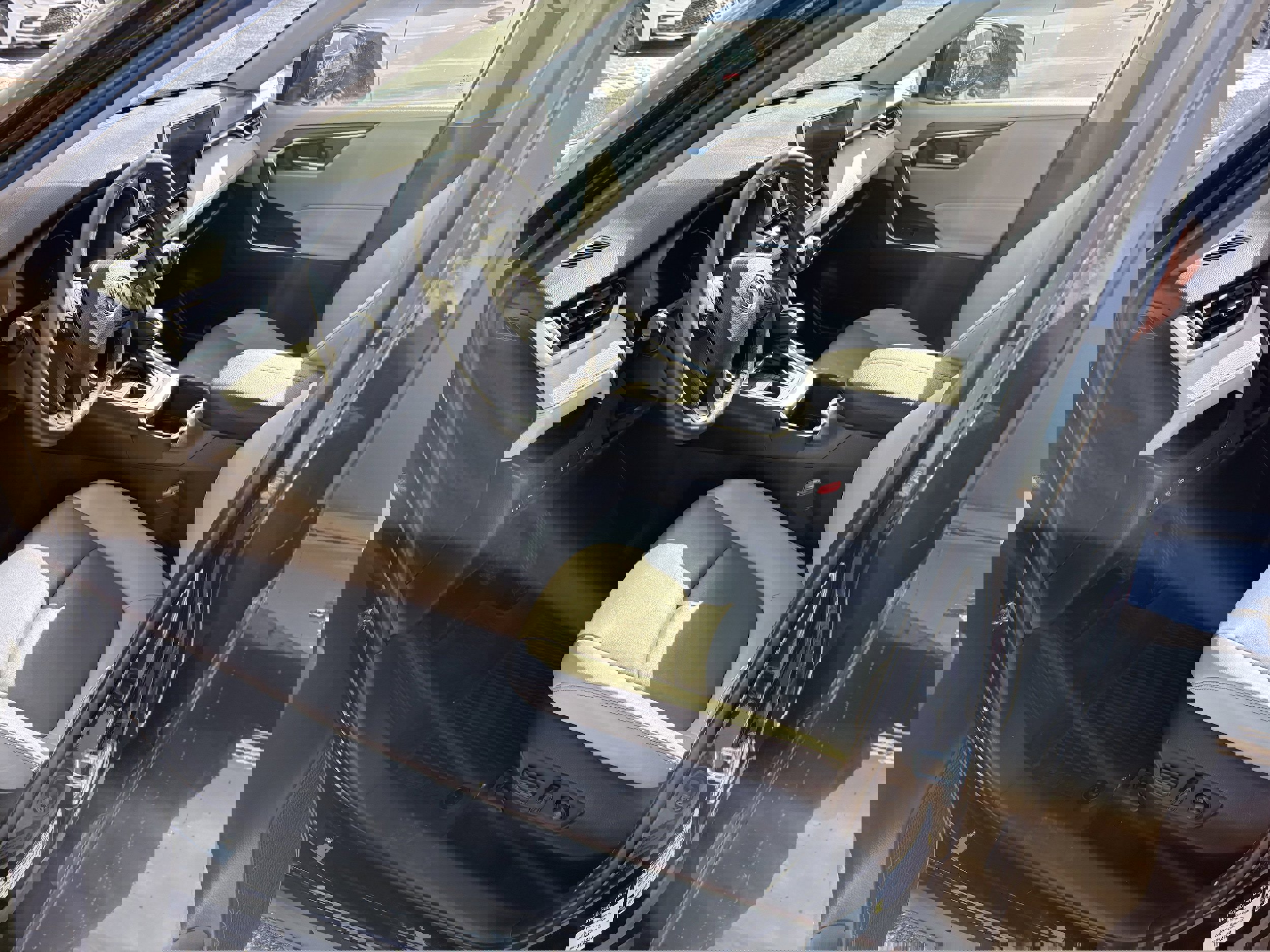 Used 2023 Toyota RAV4 XLE Premium image 4