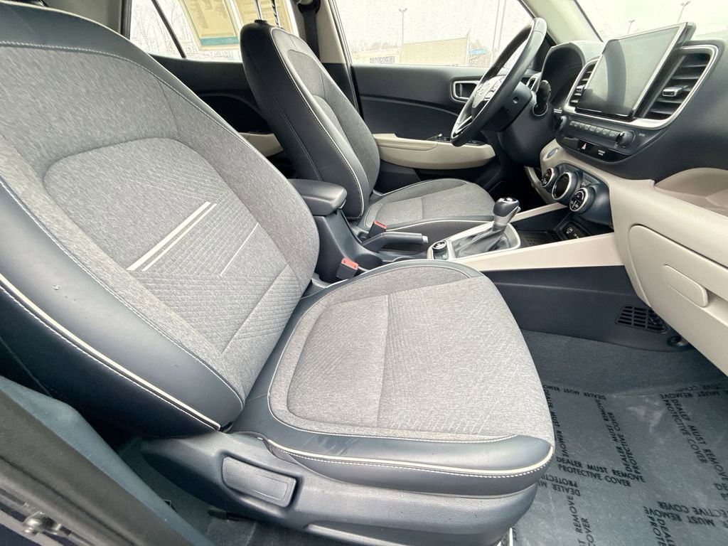 Used 2024 Hyundai Venue Limited image 24