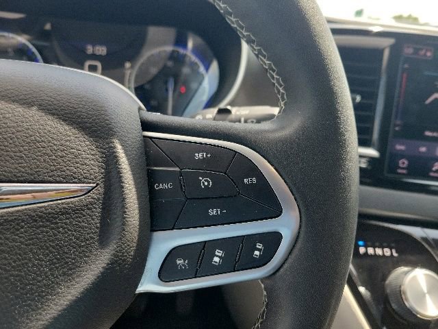 Used 2023 Chrysler Pacifica Touring-L FWD image 11
