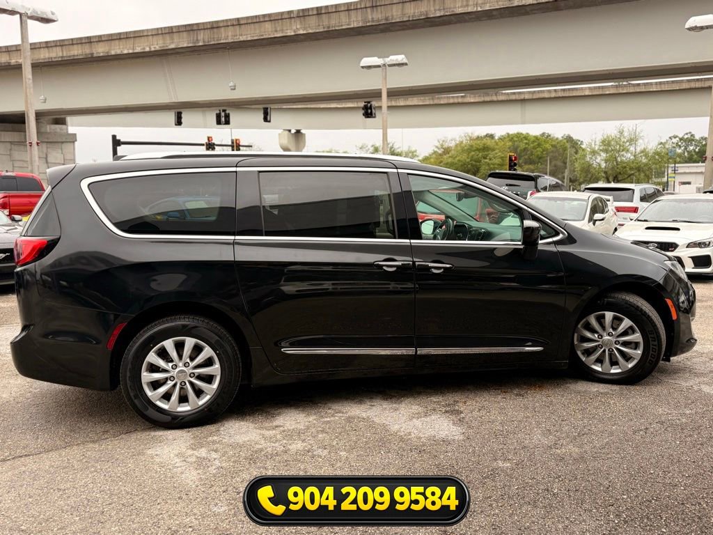 Used 2019 Chrysler Pacifica Touring-L image 9