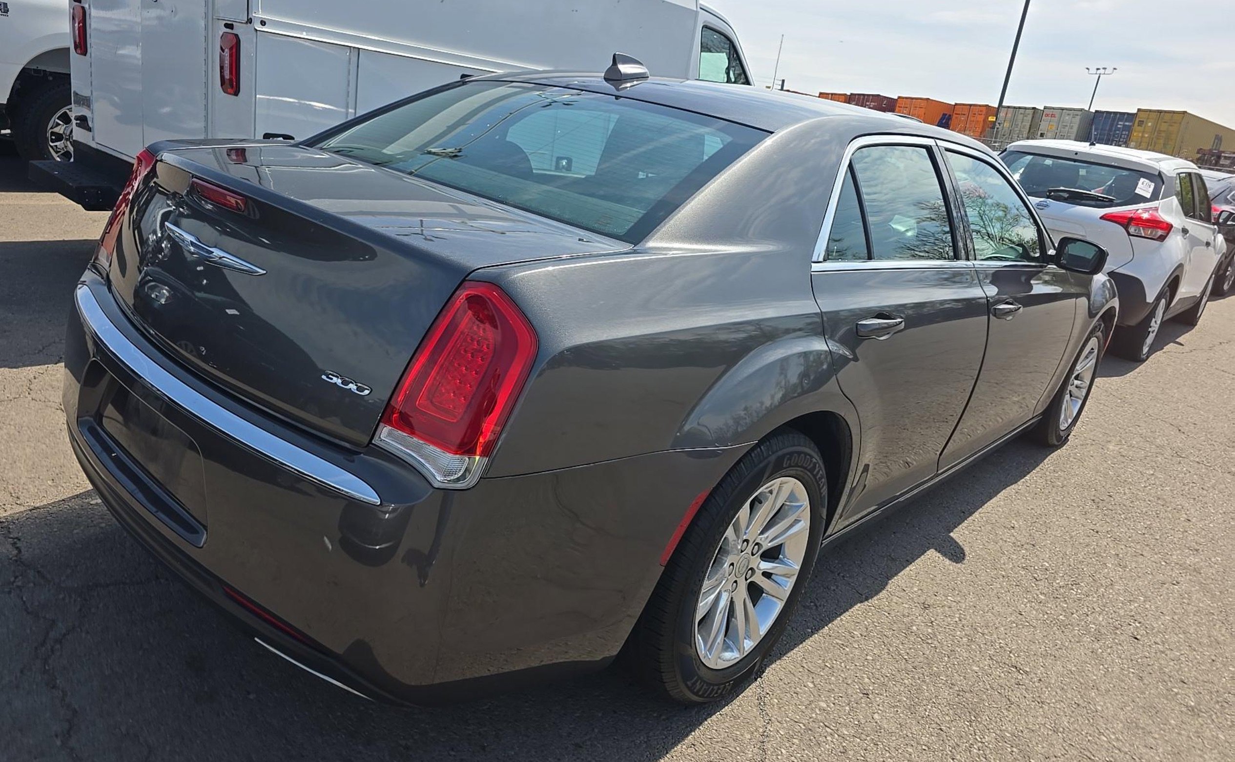 Used 2018 Chrysler 300 Touring w/ Driver Convenience Group RWD image 3