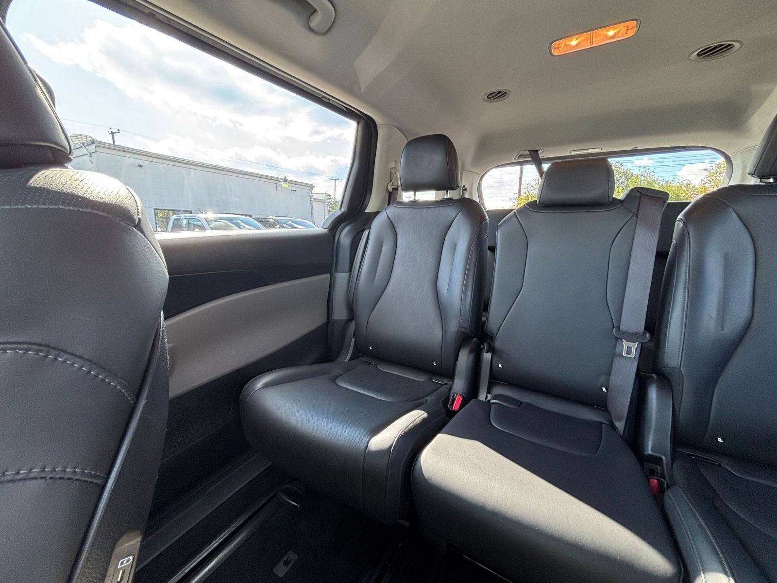 Used 2026 Kia Carnival FWD image 36