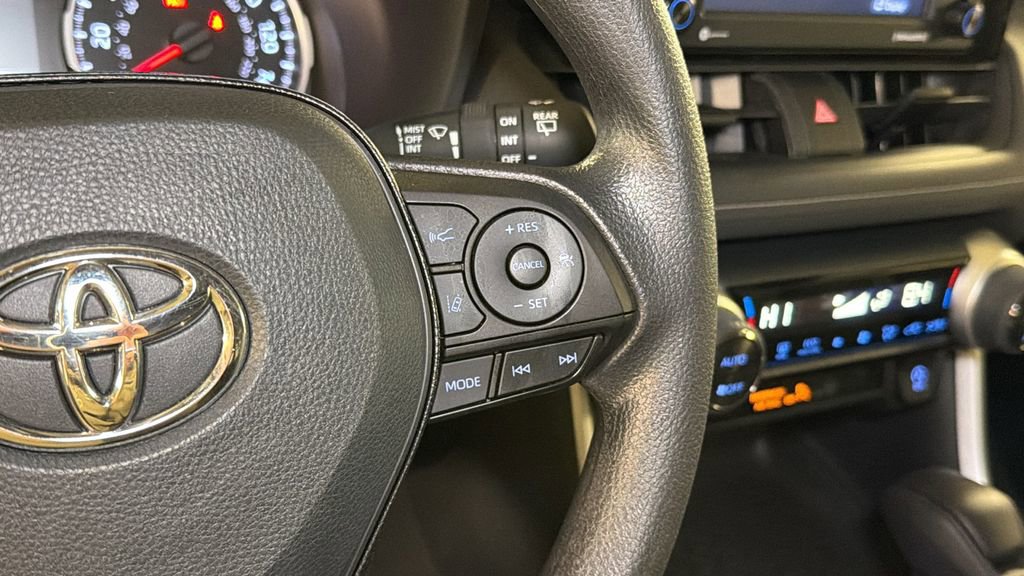 Used 2021 Toyota RAV4 XLE w/ Convenience Package image 24