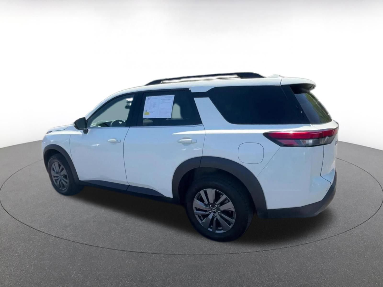 Used 2025 Nissan Pathfinder SV image 10