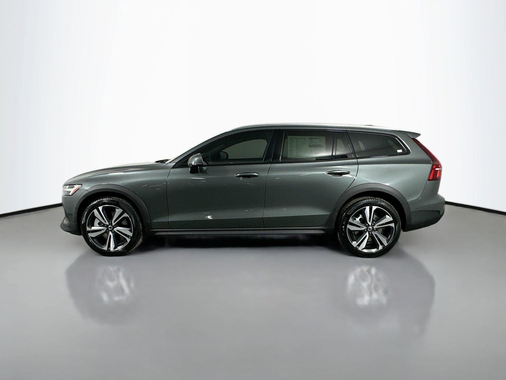 New 2026 Volvo V60 B5 Cross Country Plus w/ Climate Package AWD/4WD image 8