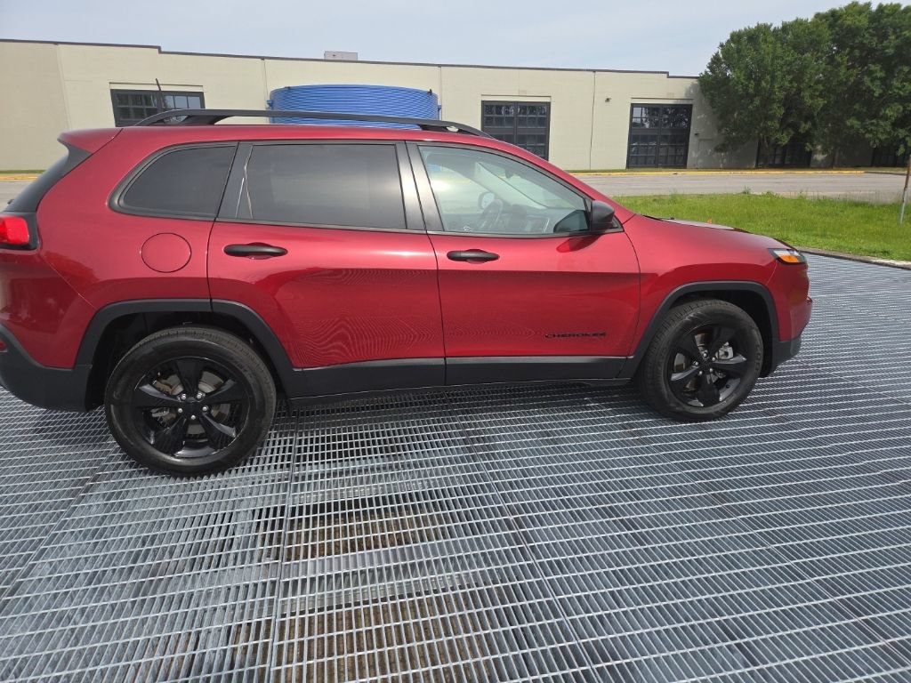 Used 2017 Jeep Cherokee Sport w/ Cold Weather Group AWD/4WD image 6