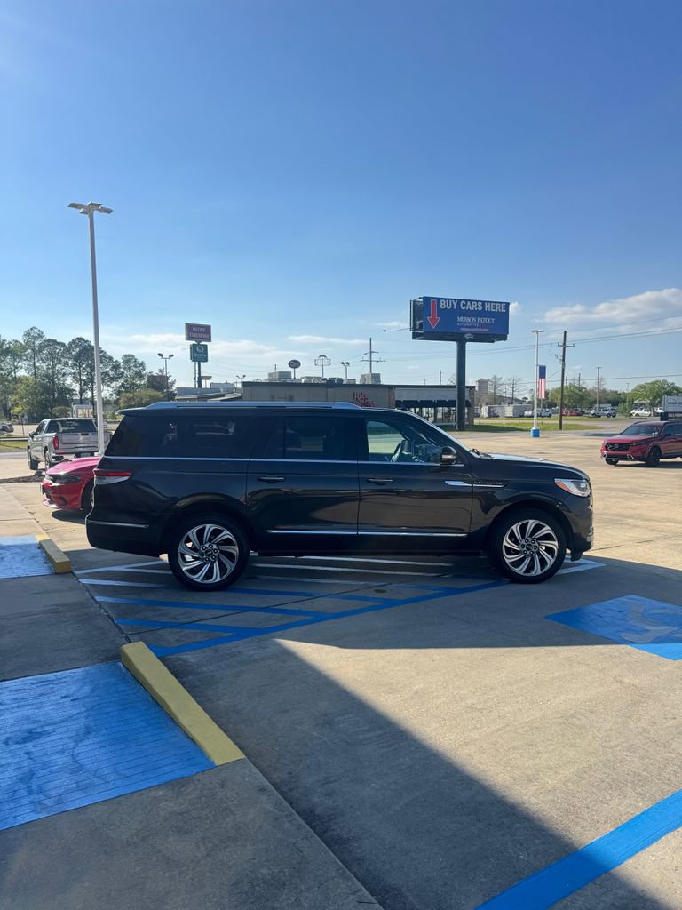 Used 2023 Lincoln Navigator L Reserve image 4