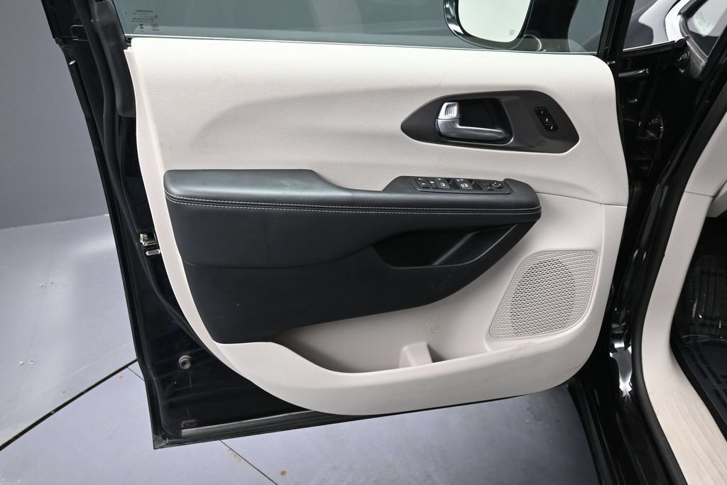 Used 2024 Chrysler Pacifica Touring-L FWD image 17