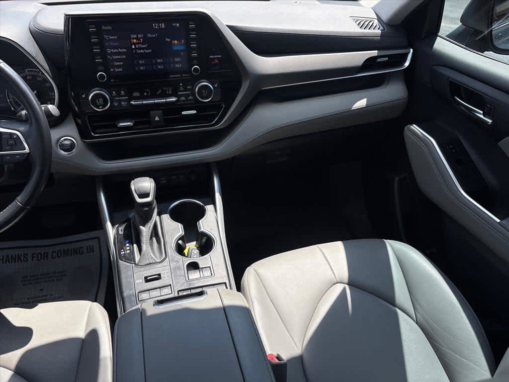 Used 2022 Toyota Highlander XLE AWD/4WD image 5