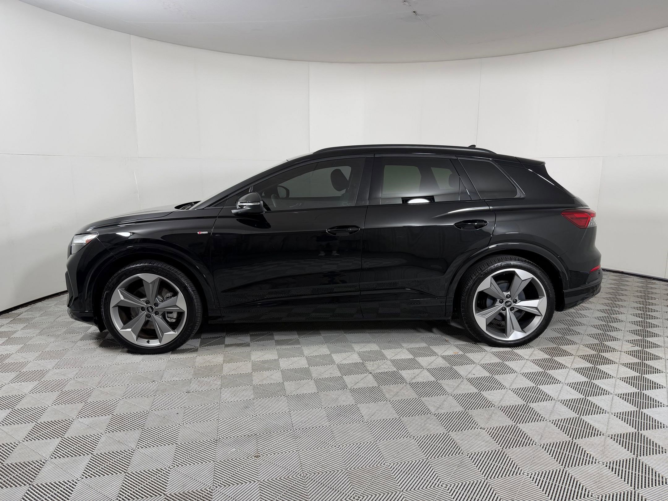 Used 2025 Audi Q4 e-tron Premium Plus image 2