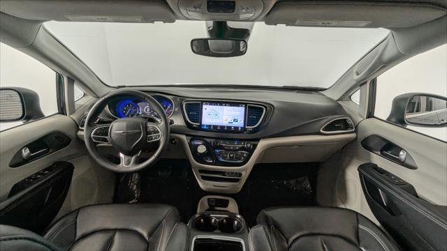 Used 2023 Chrysler Pacifica Touring-L FWD image 26