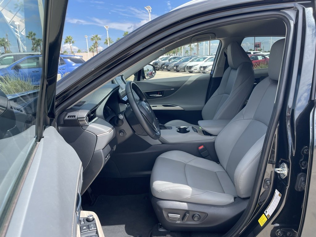 Used 2023 Toyota Venza LE image 14