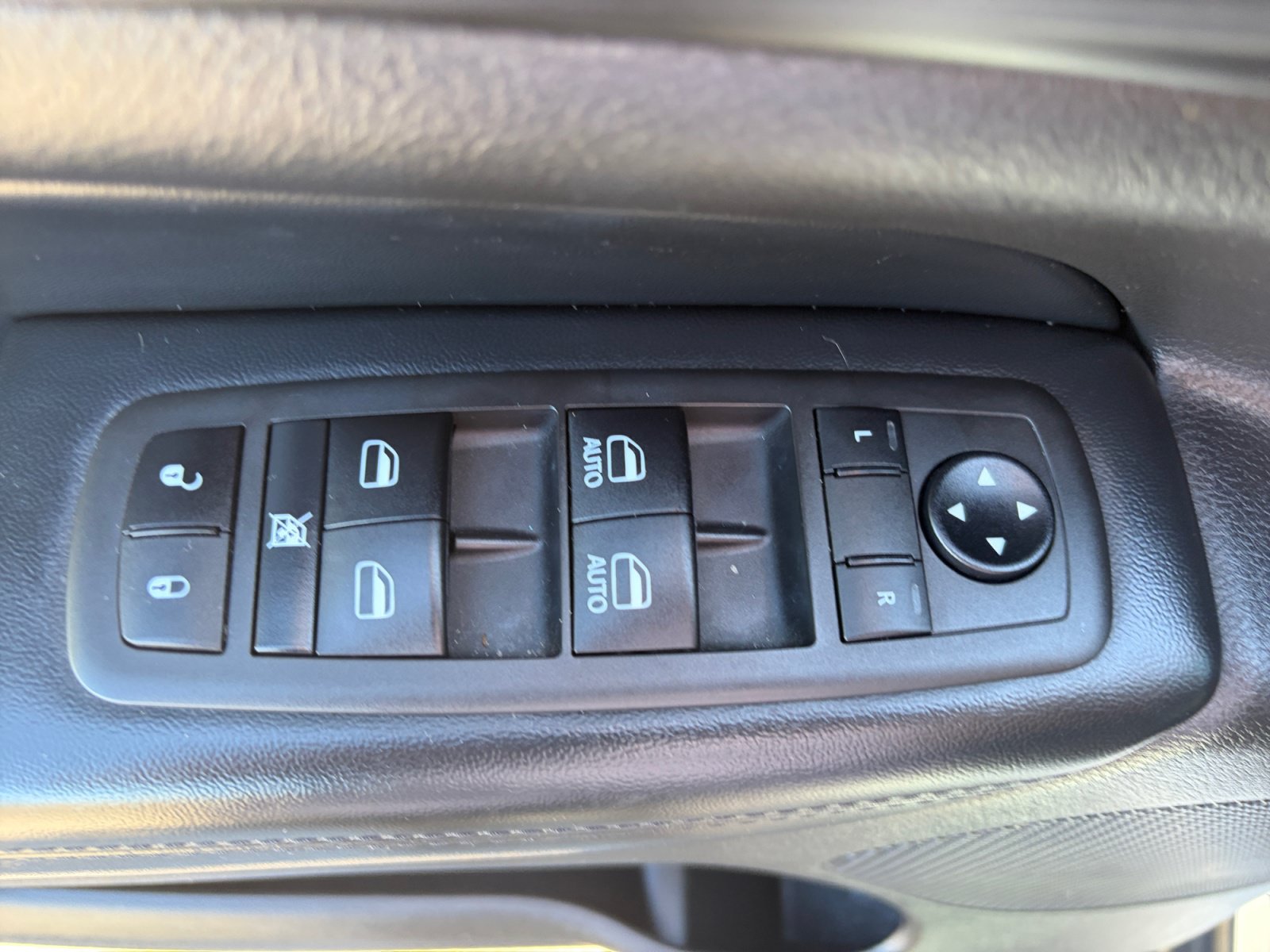 Used 2021 Jeep Grand Cherokee Laredo AWD/4WD image 13