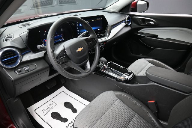 Used 2025 Chevrolet Trax LT FWD image 19