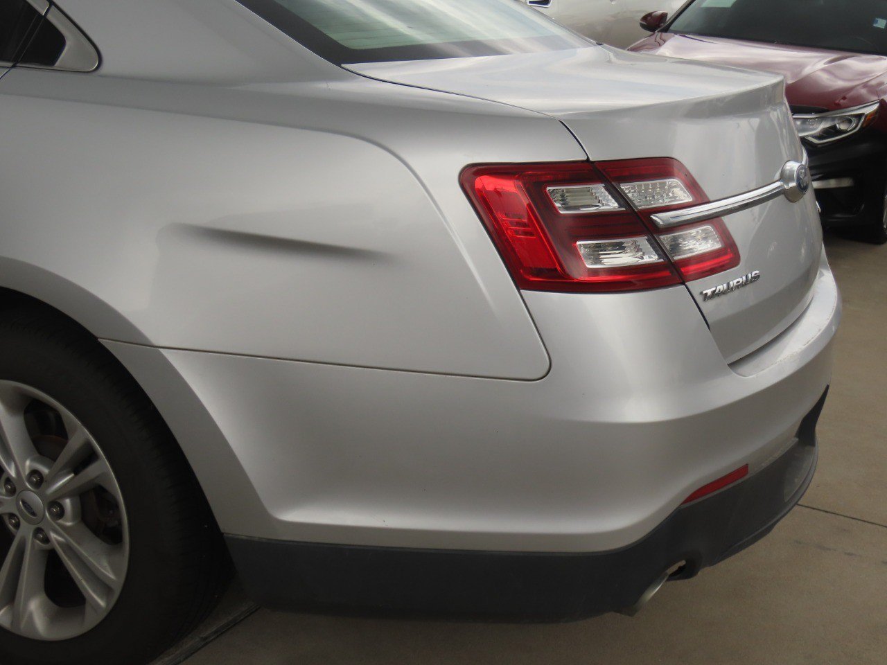 Used 2017 Ford Taurus SE FWD image 14