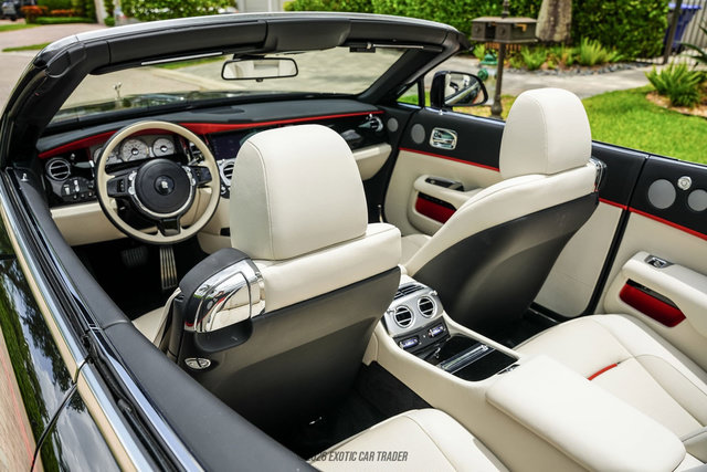 Used 2019 Rolls-Royce Dawn RWD image 40
