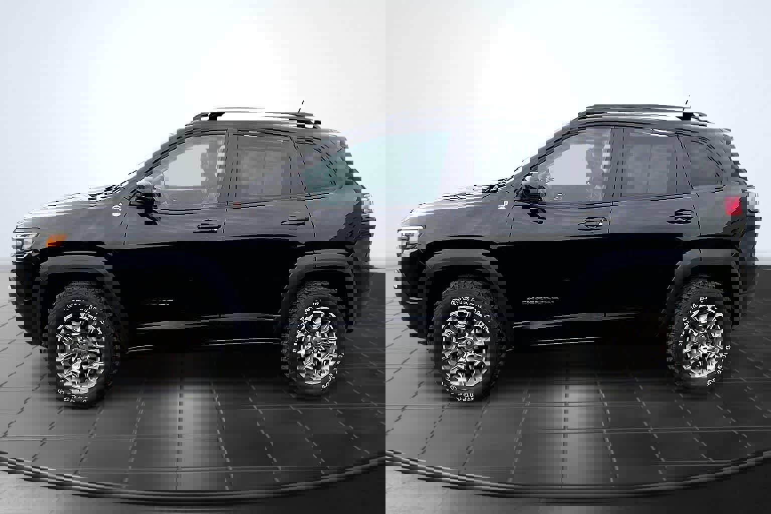 Used 2022 Jeep Cherokee Trailhawk image 3