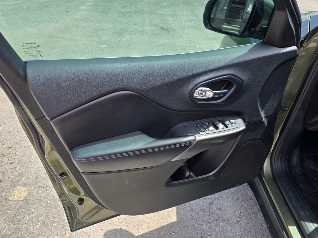 Certified 2019 Jeep Cherokee Latitude w/ Popular Appearance Group image 13