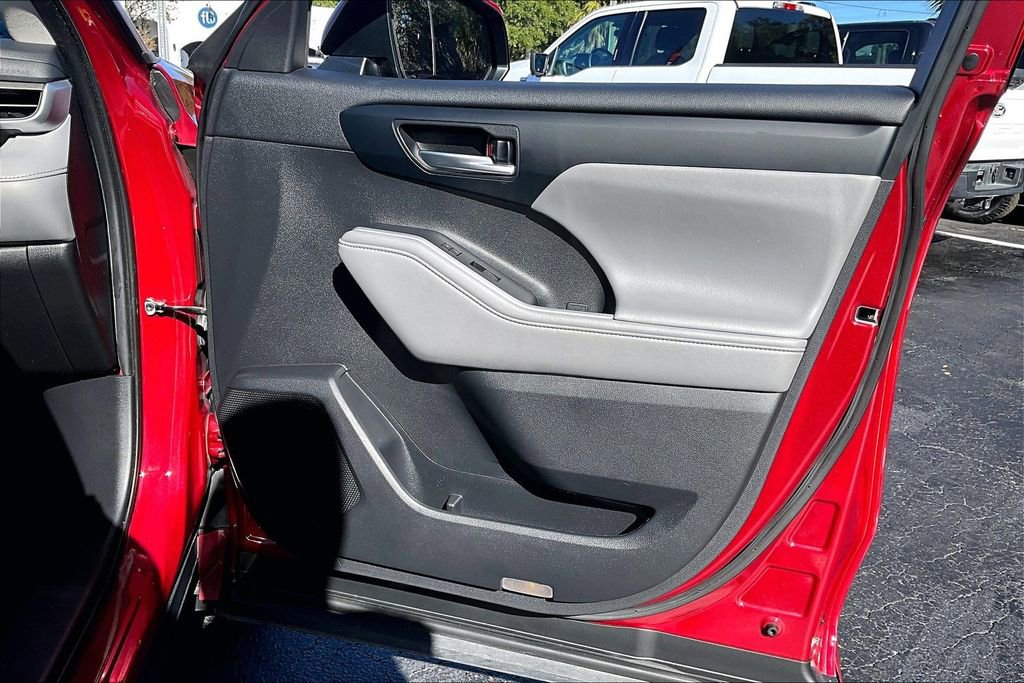 Used 2021 Toyota Highlander XLE image 28