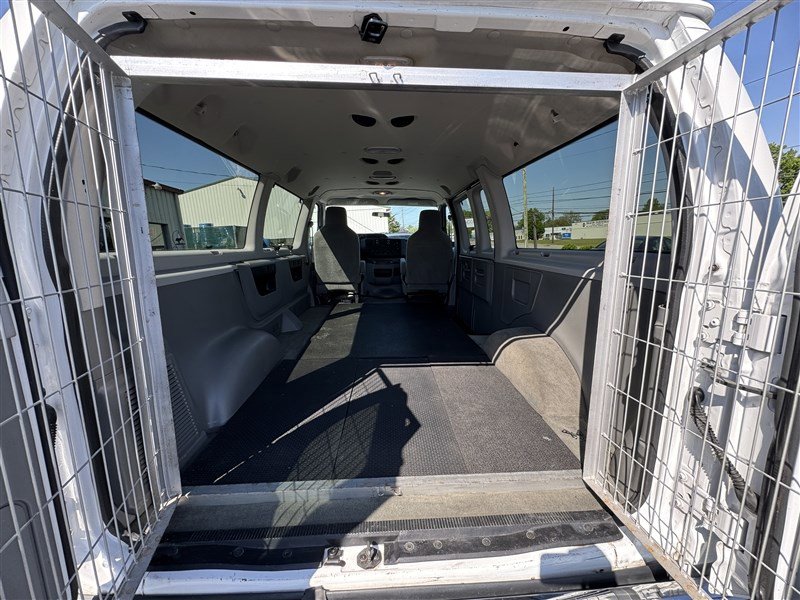 Used 2011 Ford E-350 and Econoline 350 XLT RWD image 15