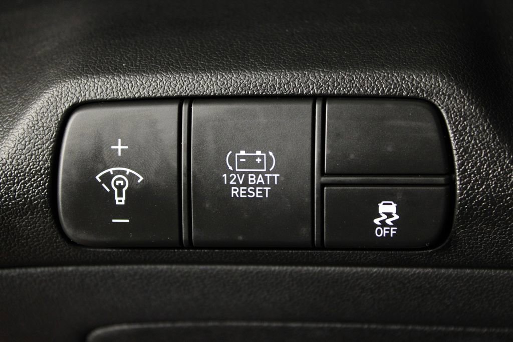 Certified 2025 Hyundai Elantra SEL image 24