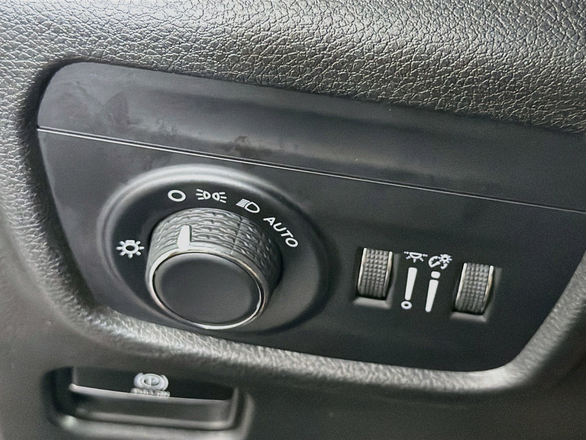Used 2023 Jeep Grand Cherokee L Laredo RWD image 17