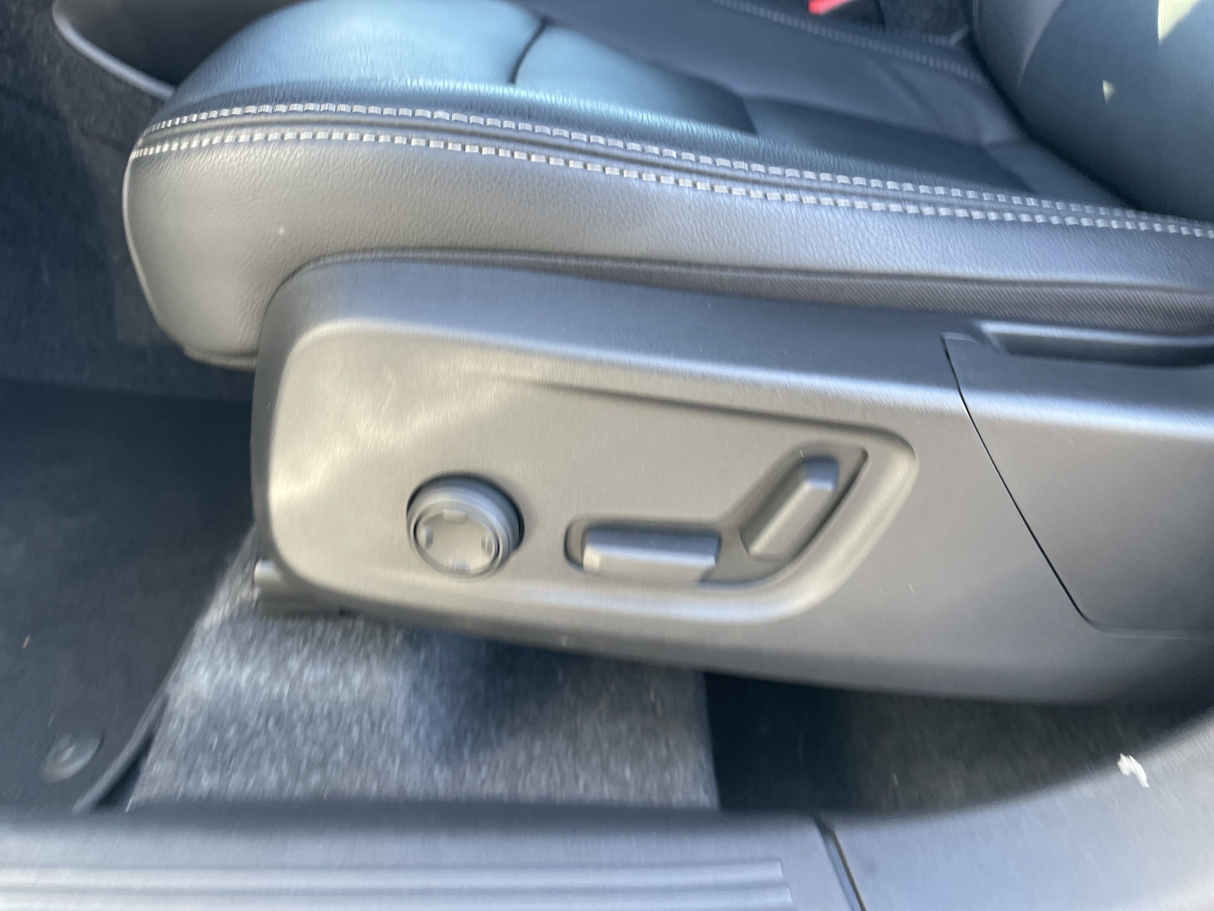 Used 2025 Volvo XC40 B5 Core image 46