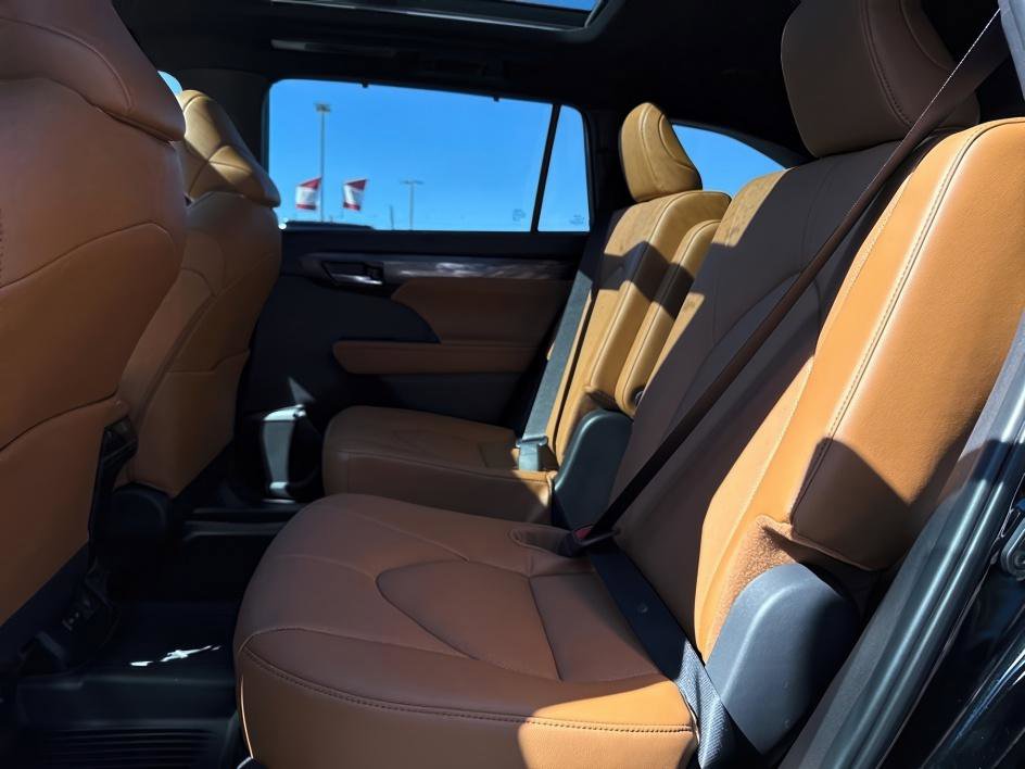 New 2026 Toyota Highlander Platinum image 9