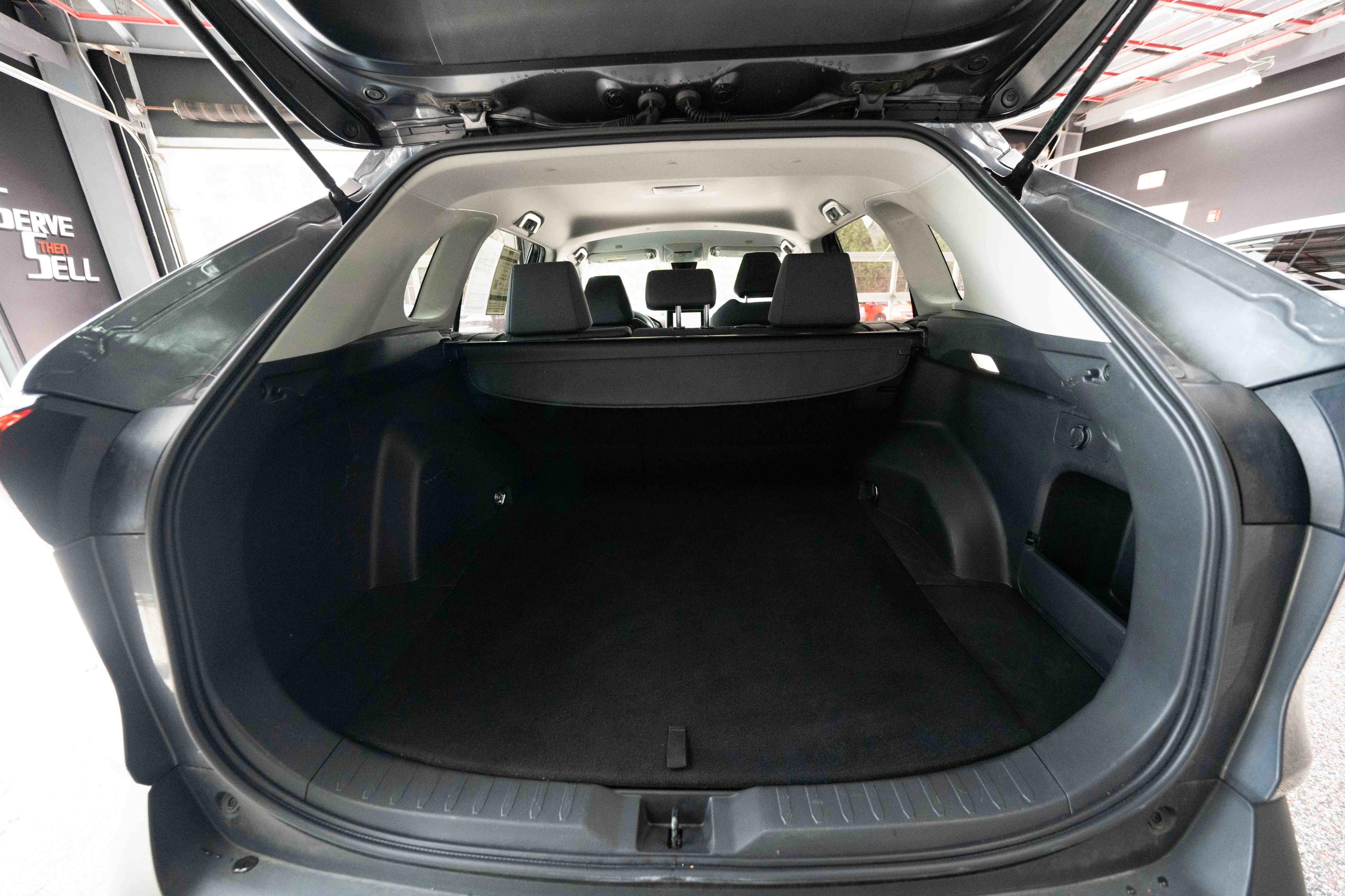 Used 2025 Toyota RAV4 XLE AWD/4WD image 28