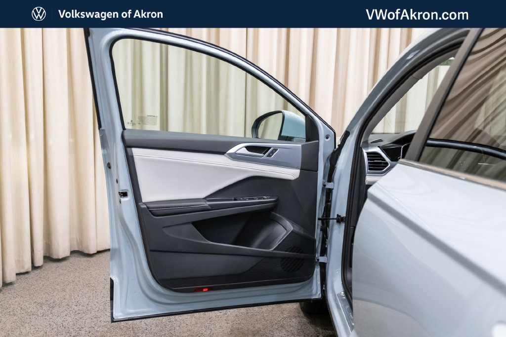 New 2026 Volkswagen Taos SE FWD image 9