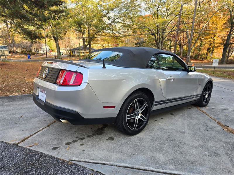 Used 2010 Ford Mustang Convertible image 4