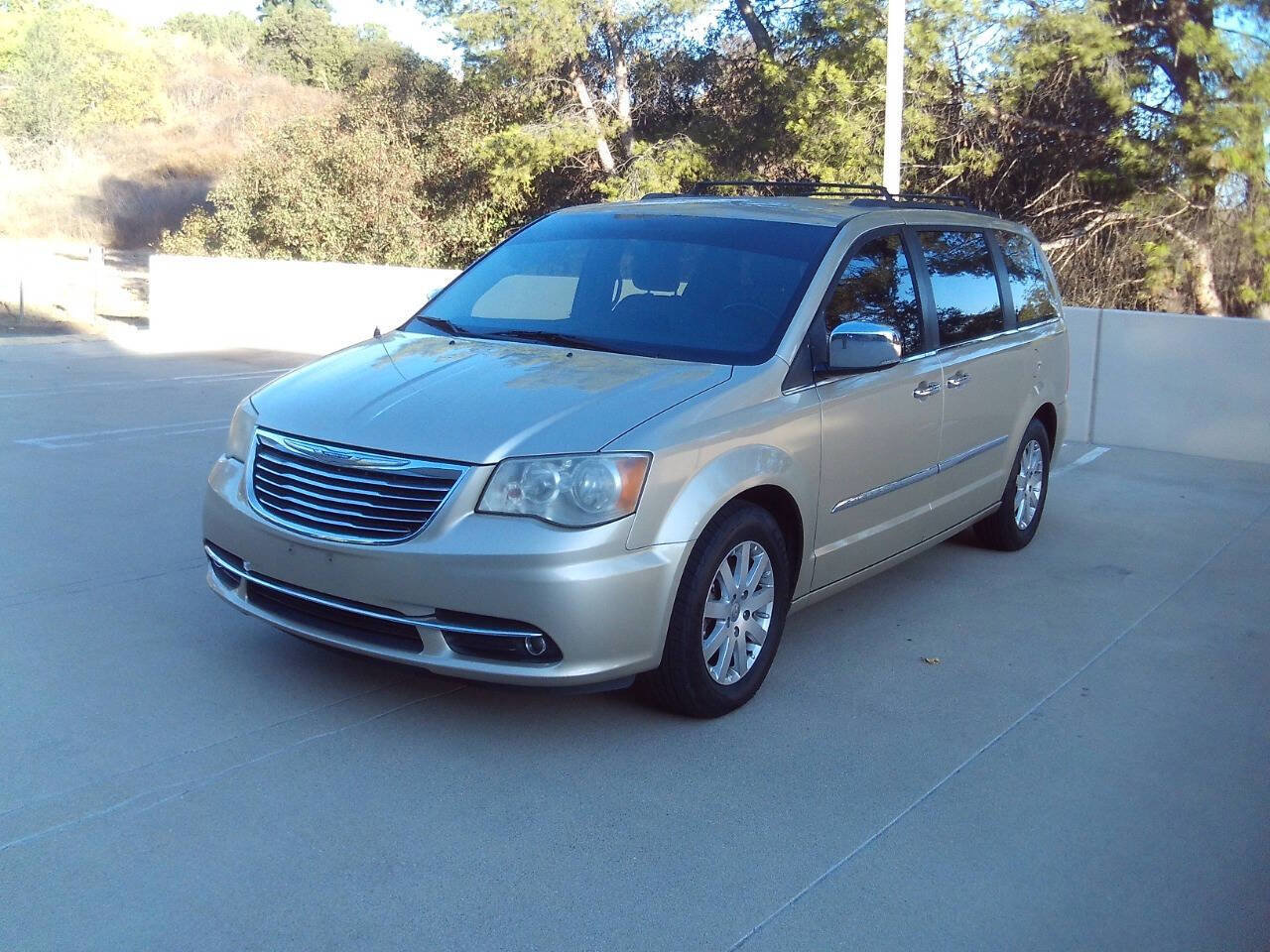 Used 2012 Chrysler Town & Country Touring-L w/ Entertainment Group #2 image 13