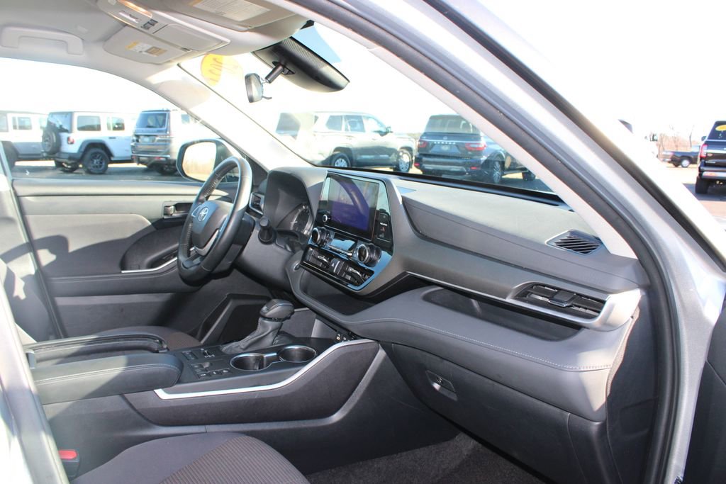 Used 2024 Toyota Highlander LE image 28