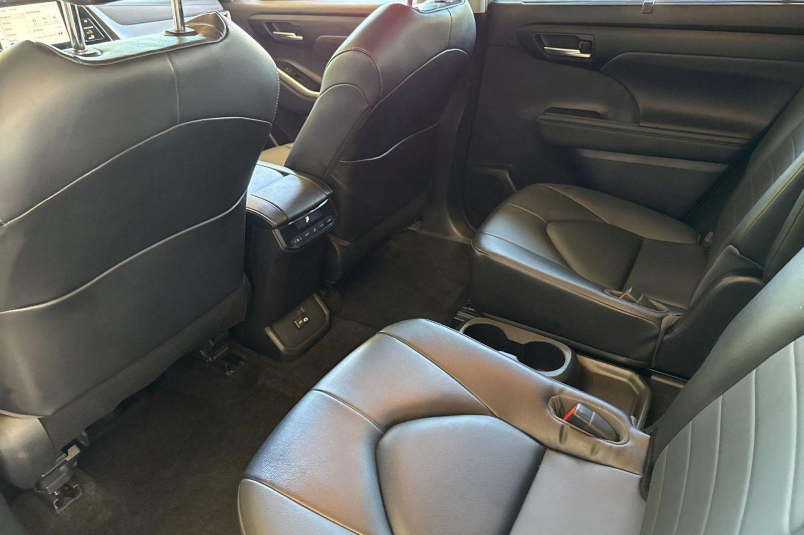 Used 2023 Toyota Highlander XLE FWD image 25