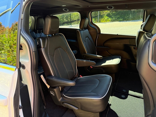 New 2026 Chrysler Pacifica Limited image 23