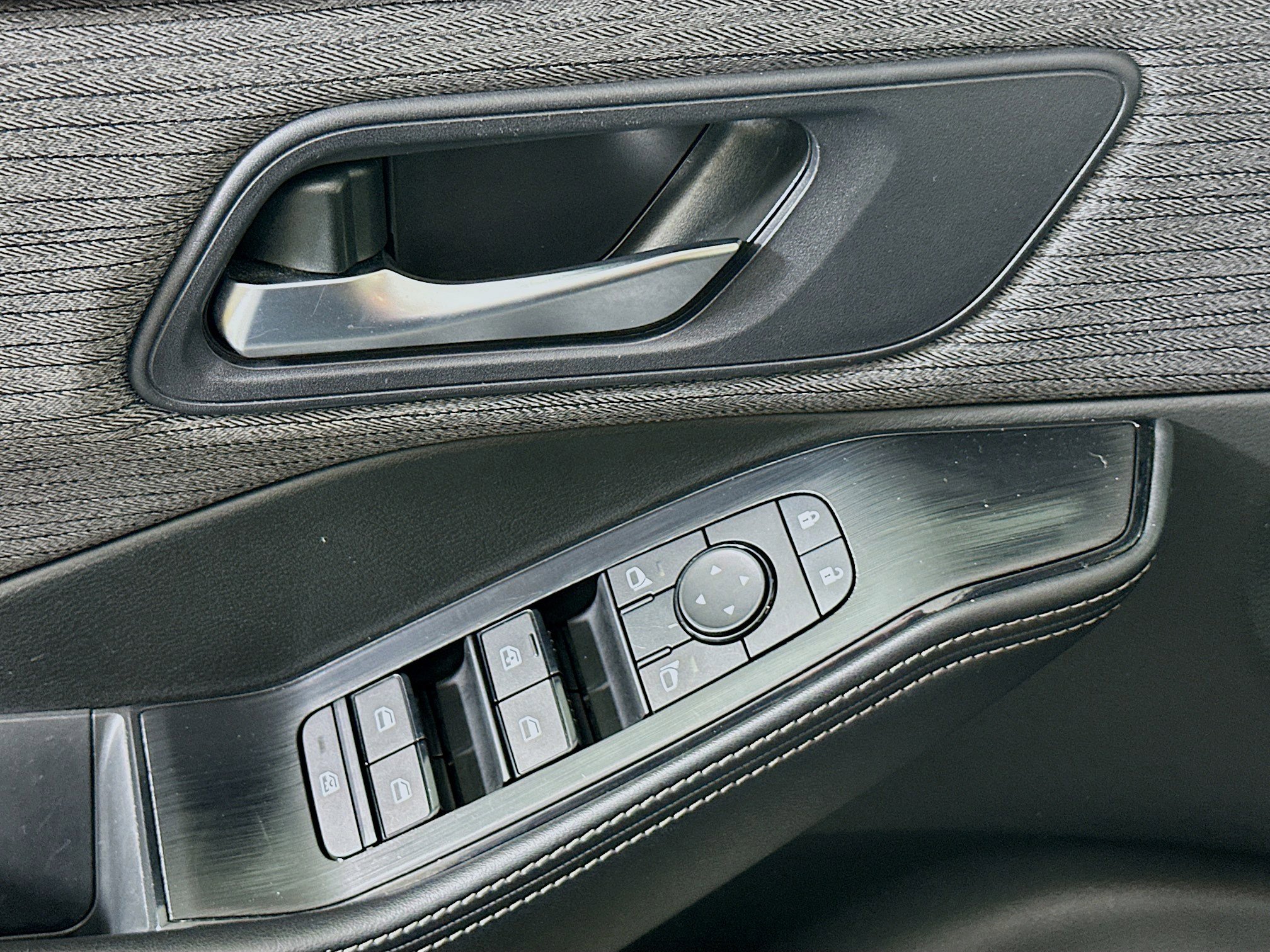 Used 2023 Nissan Rogue SV image 15