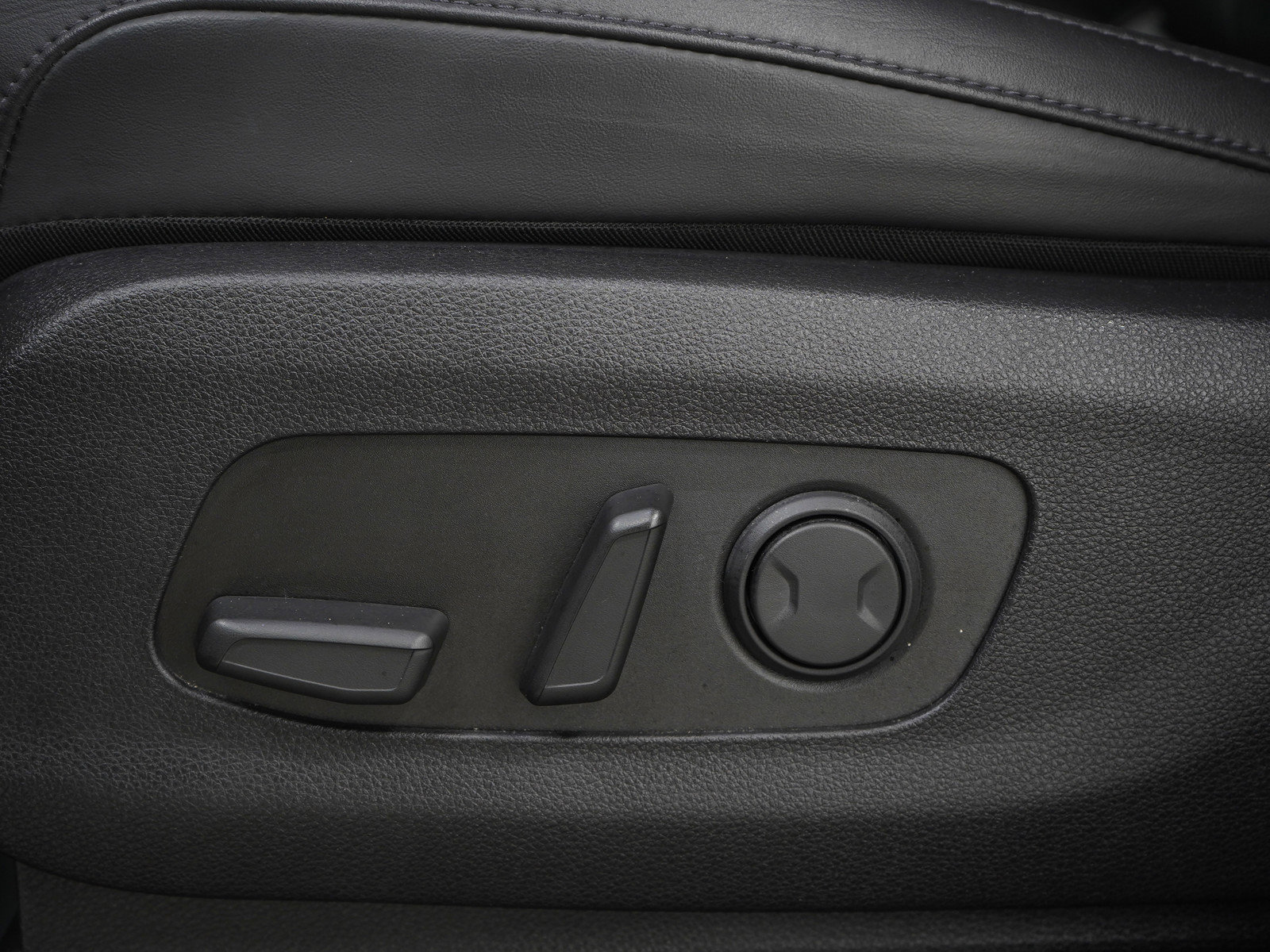 Used 2024 Kia Carnival EX image 28