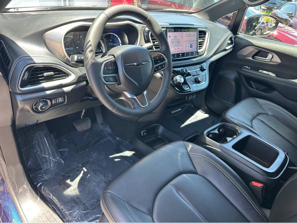 Used 2025 Chrysler Pacifica Select FWD image 16