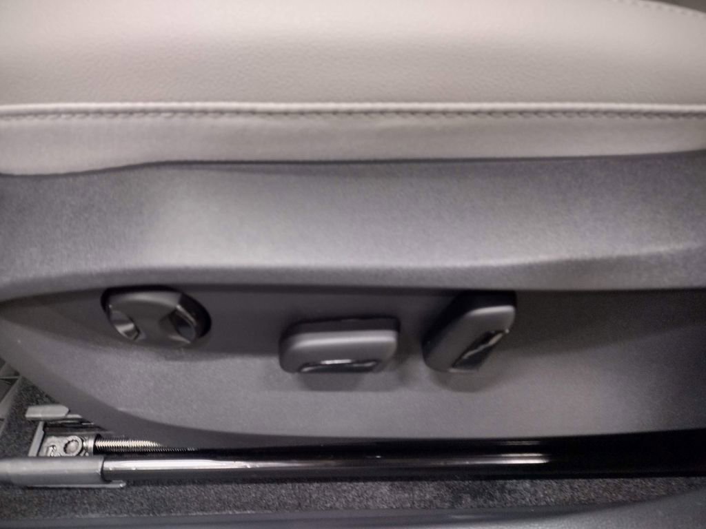 New 2025 Volkswagen Taos SE image 19