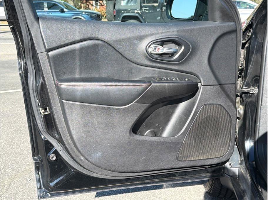 Used 2020 Jeep Cherokee Trailhawk w/ Technology Group image 9