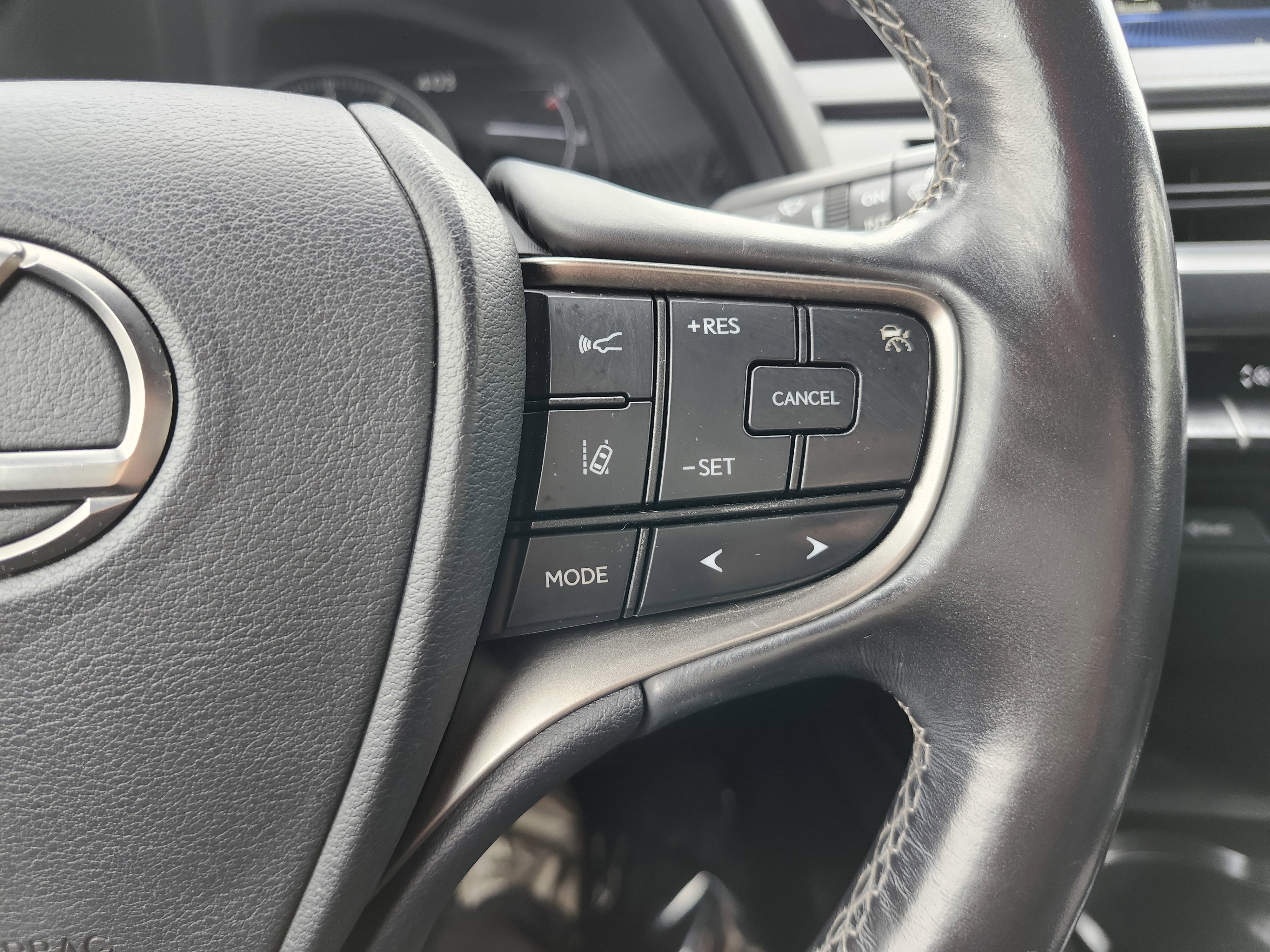 Used 2019 Lexus UX 200 w/ Accessory Package FWD image 33