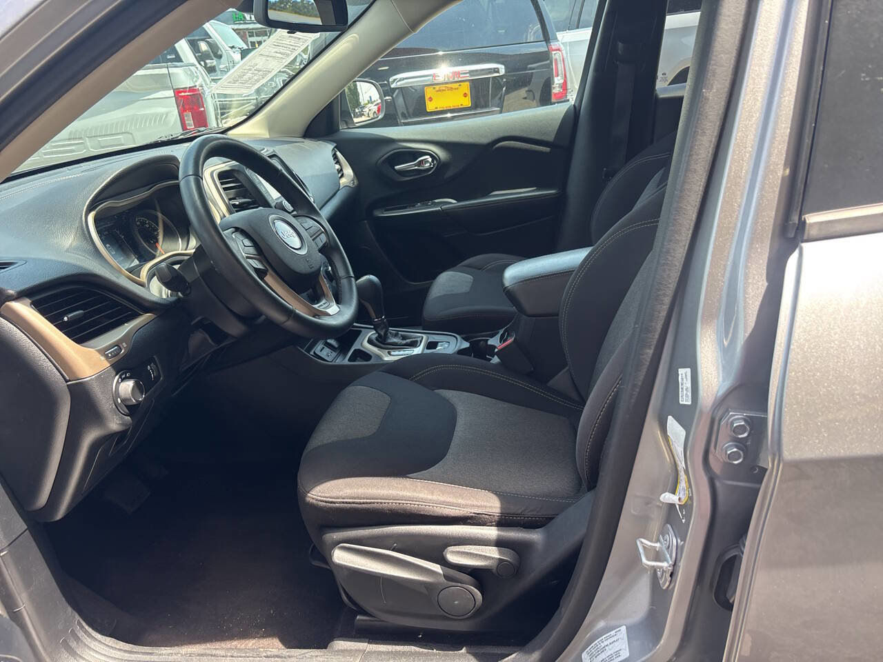 Used 2016 Jeep Cherokee Sport FWD image 9