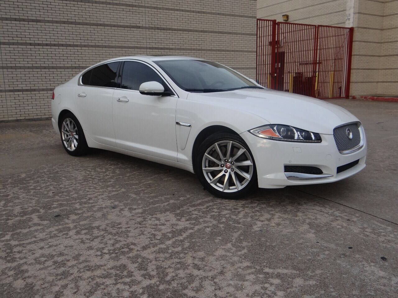 Used 2015 Jaguar XF Premium image 32