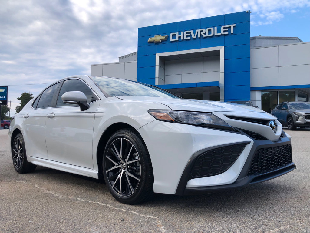 Used 2024 Toyota Camry SE image 1