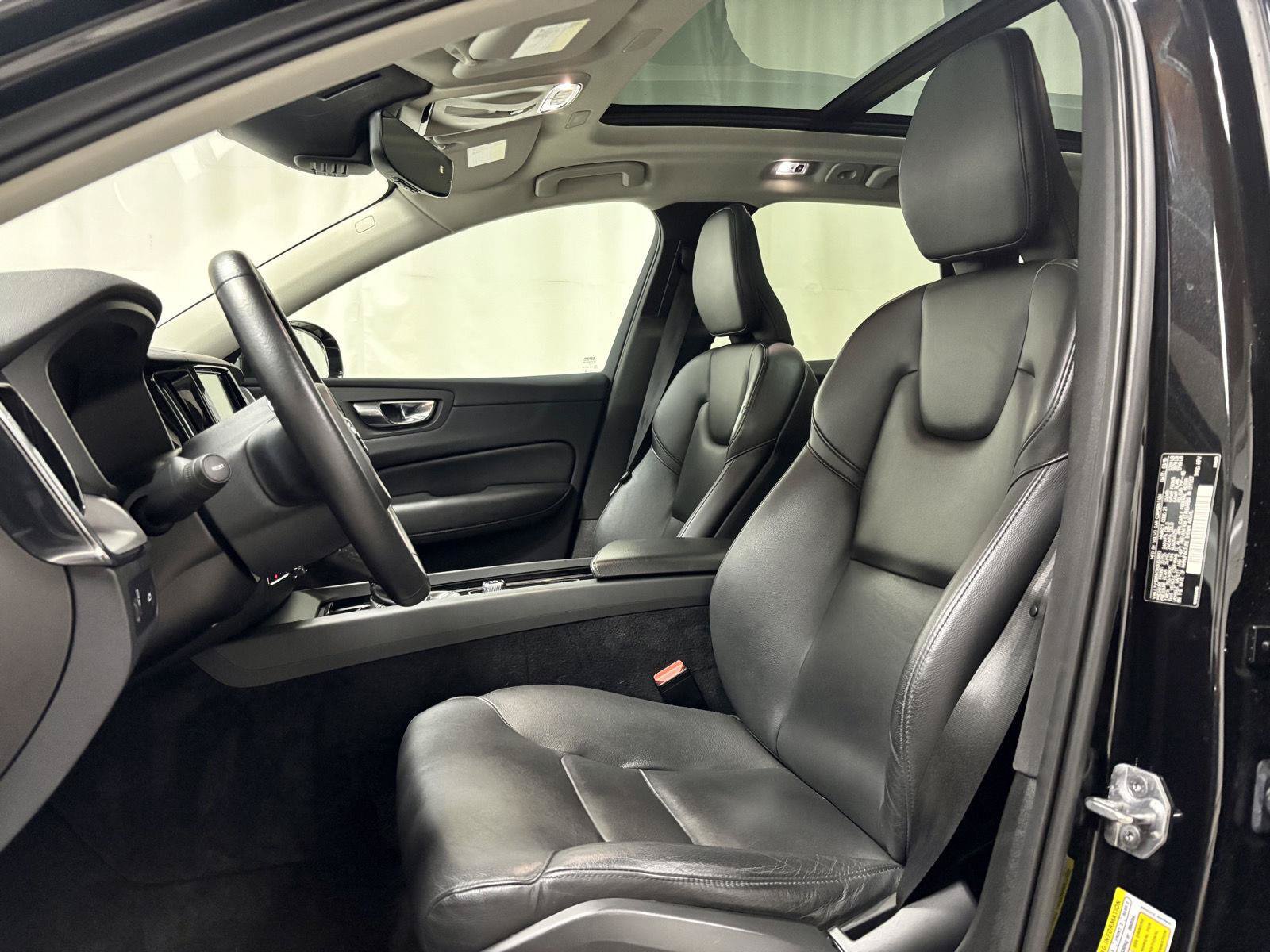 Used 2019 Volvo XC60 T5 Momentum w/ Multimedia Package AWD/4WD image 16